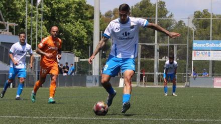 El potablava Iván Torres se lleva el balón ante la mirada del goleador del Hospi Ton Alcover