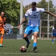 El potablava Iván Torres se lleva el balón ante la mirada del goleador del Hospi Ton Alcover