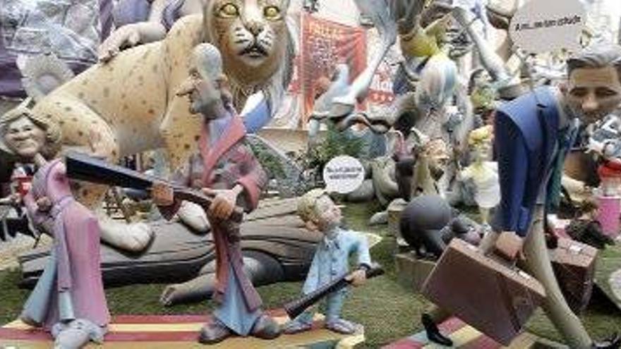 Las fallas engalanan una Valencia tomada por turistas, falleros y niños