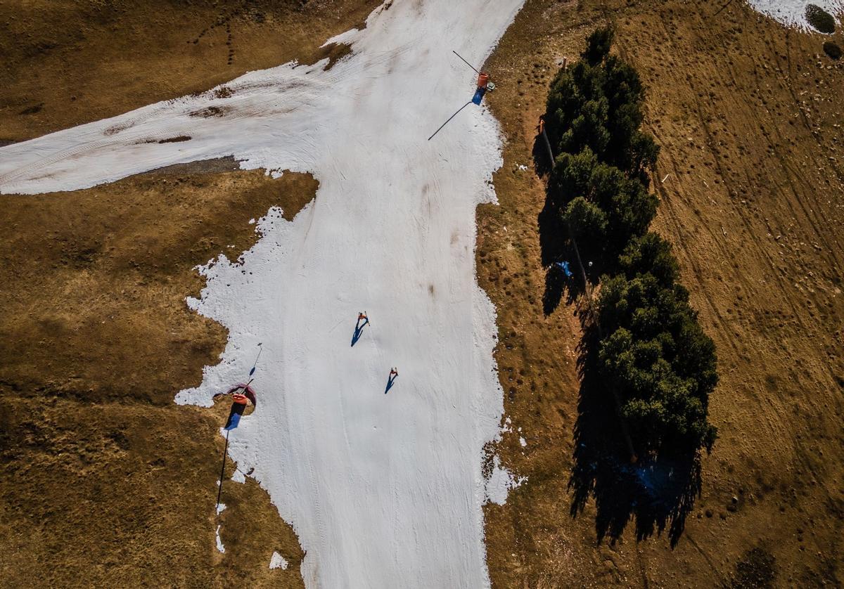 El aumento de las temperaturas significa que la gran mayoría de las estaciones de esquí del mundo ya dependen de la nieve artificial para aumentar la capa de nieve y prolongar la temporada, pero una racha récord de clima templado a fines de diciembre significa que incluso la nieve artificial ya no es posible en algunas áreas como en La Molina