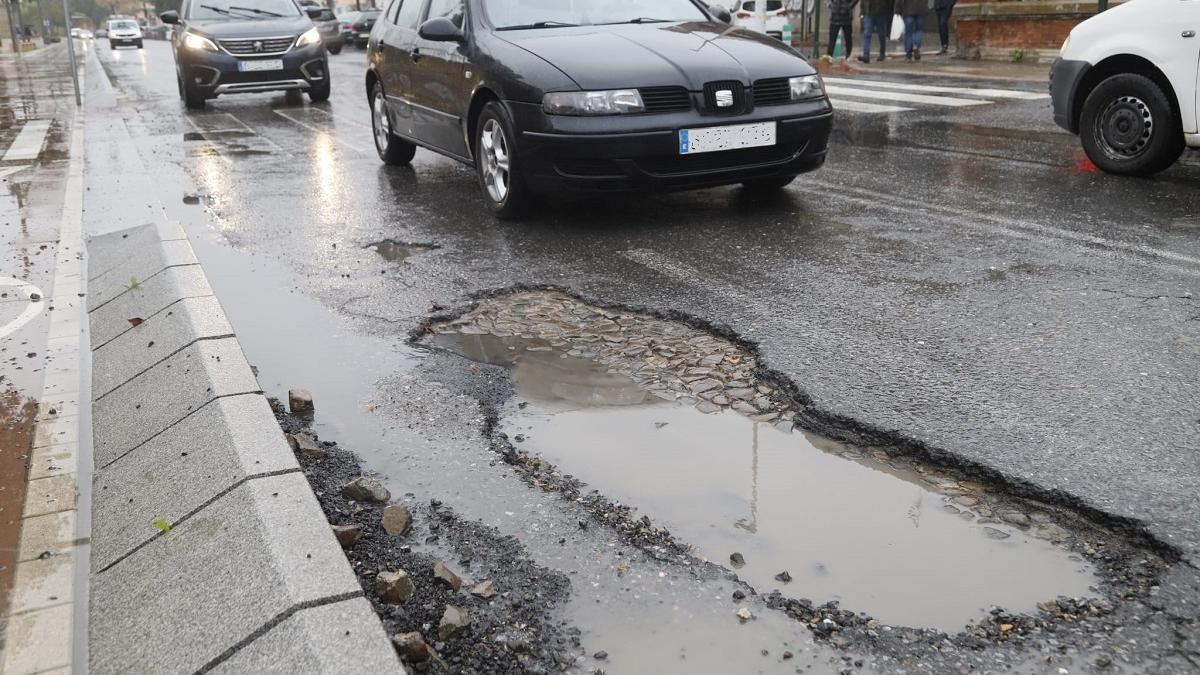 Socavón en la Ronda del Marrubial provocado por las lluvias.