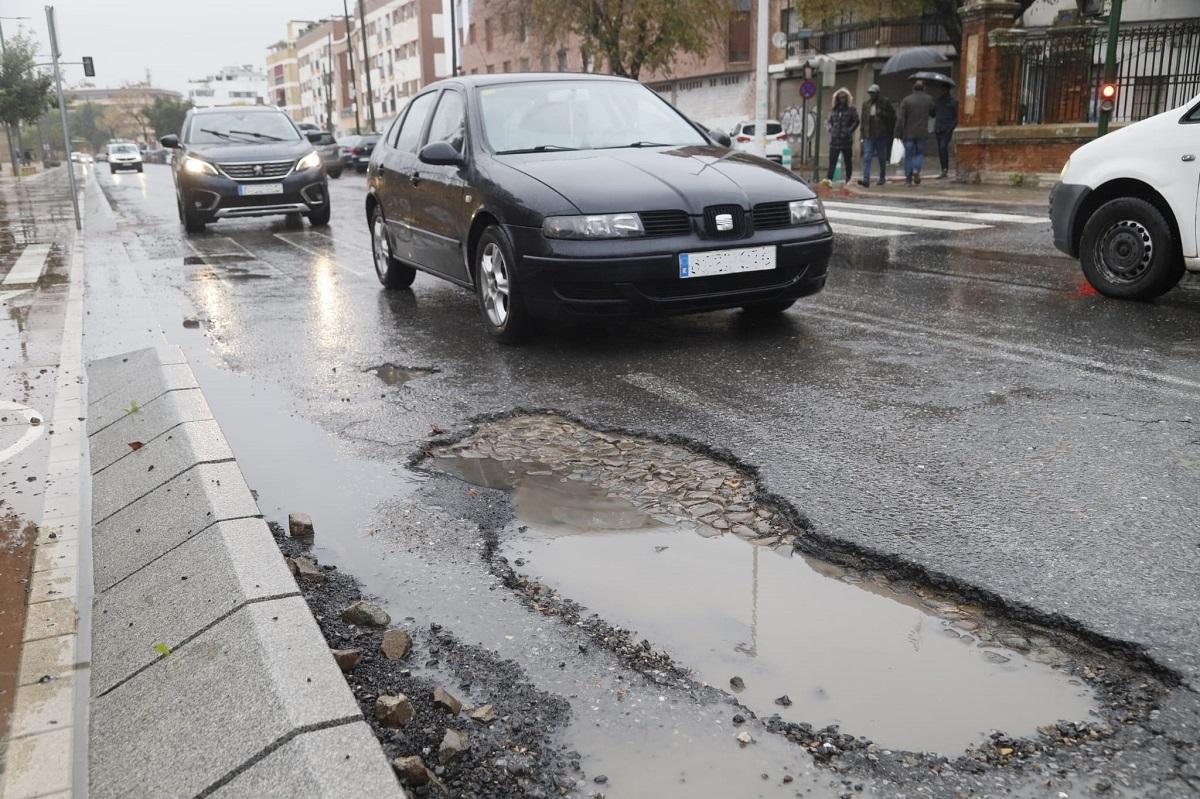 Socavón en la Ronda del Marrubial provocado por las lluvias, en una imagen del viernes. Infraestructuras ya ha tomado cartas en el asunto y ha anunciado que se arreglará en bbreve.