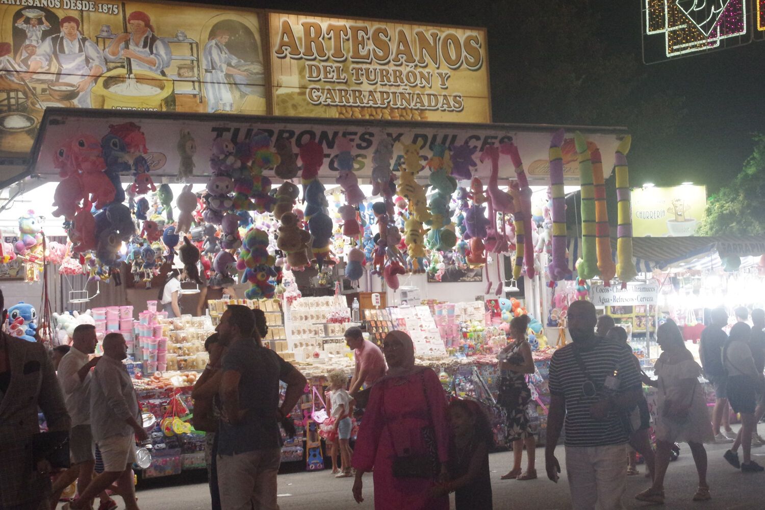 Ambiente en el Real de la Feria de Málaga 2025 el martes por la noche