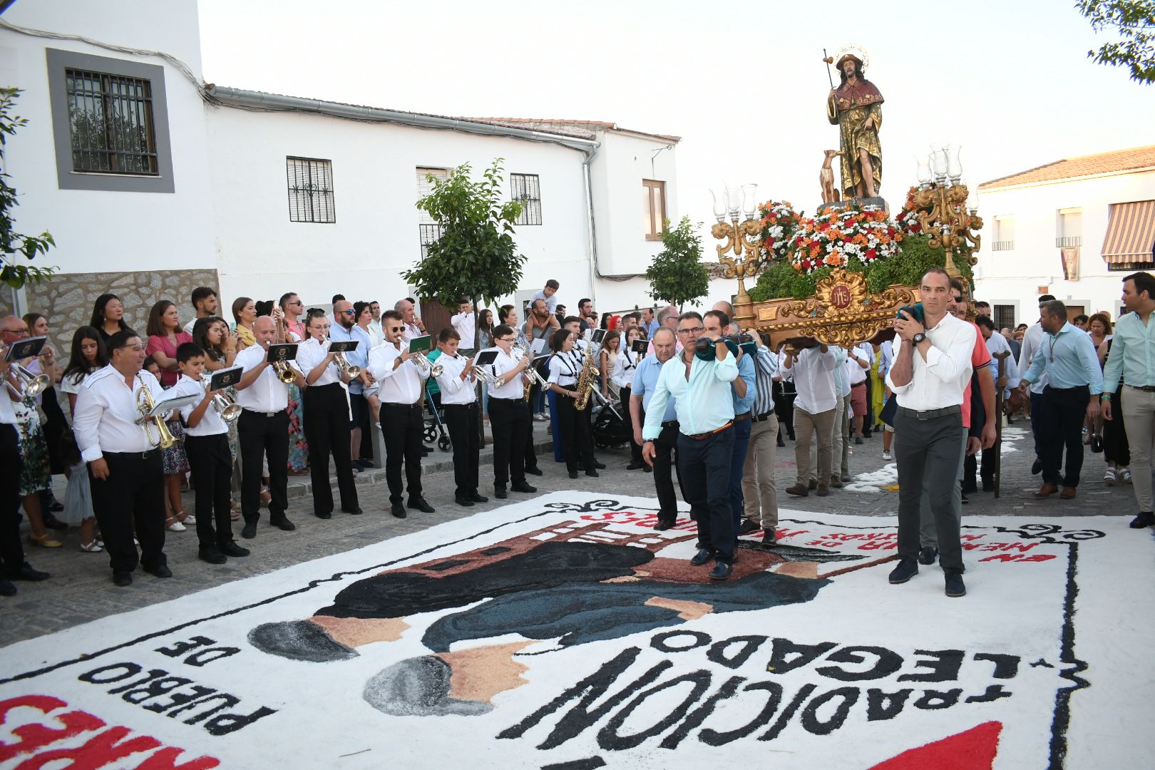 Alfombras de sal y colores en Dos Torres