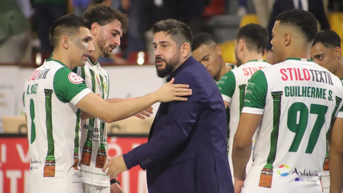 Josan González, en el centro, durante un encuentro.