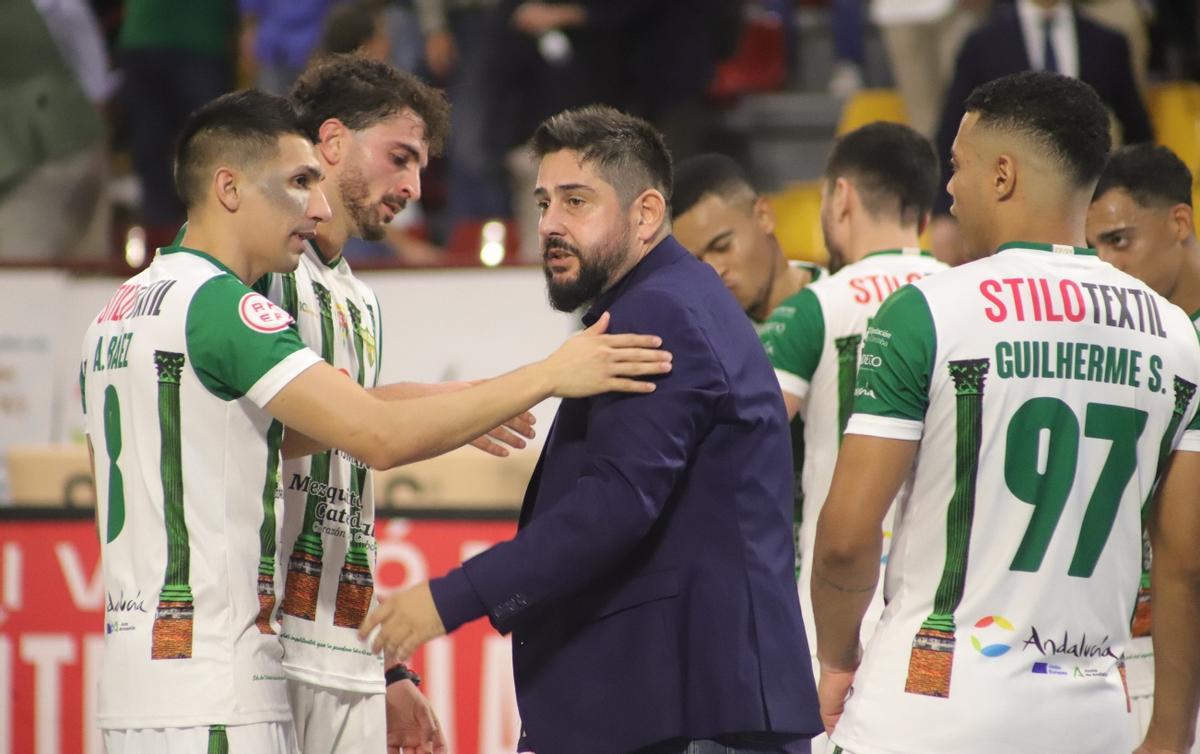 Josan González, en el centro, durante un encuentro.