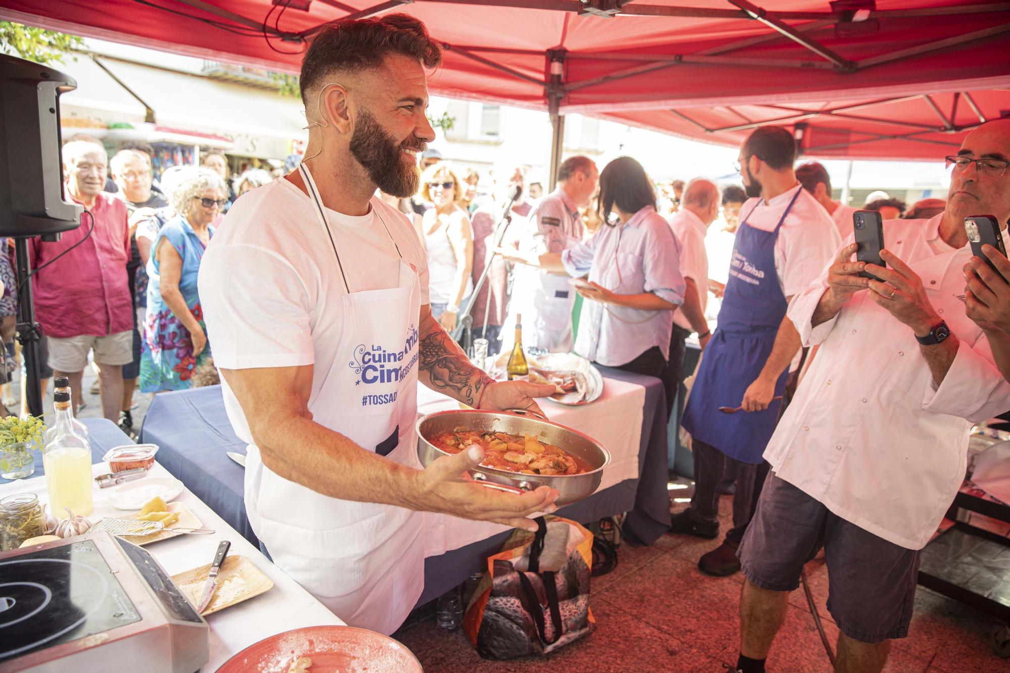 Marc Ribas cuina un "Cim i Tomba", el plat tradicional de Tossa de Mar, enmig del poble