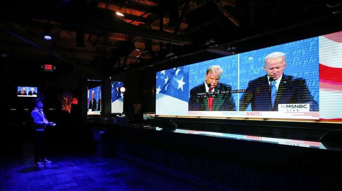 Un hombre sigue el debate en televisión en un bar de West Hollywood, California.