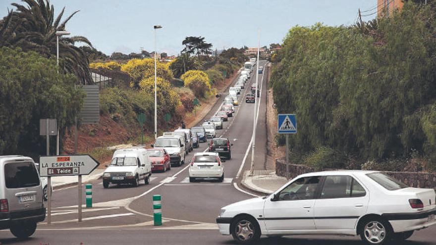 Atascos de vehículos en la rotonda de Padre Anchieta de La Laguna.