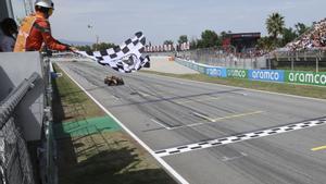 McLaren driver Oscar Piastri of Australia approaches the finish line to win the Spanish Grand Prix Formula One race at the Barcelona Catalunya racetrack in Montmelo, near Barcelona, Spain, Sunday, June 1, 2025. (Albert Gea/Pool Photo via AP). POOL PHOTO
