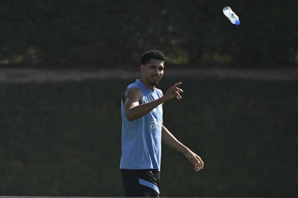 Araujo también tuvo un papel nulo en Qatar. En clave Barça, su 'no participación' fue positiva dado que en el club se temía que Uruguay lo hiciera jugar antes de tiempo y peligrase su recuperación.