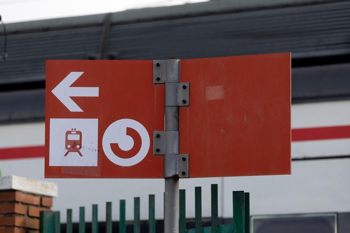 Un cartel en una estación de la red de Cercanías Madrid.