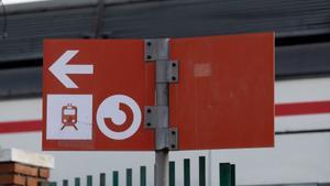 Un cartel en una estación de la red de Cercanías Madrid.