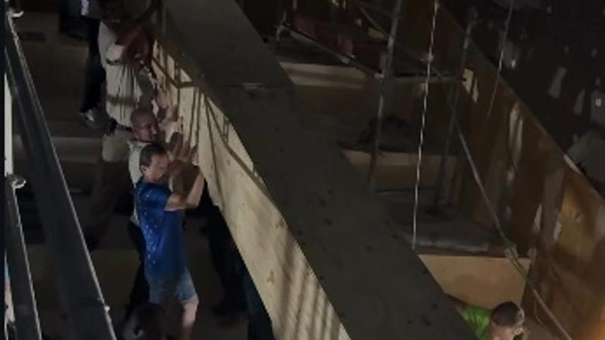 La enorme pantalla Imax transportada entre un grupo de trabajadores.