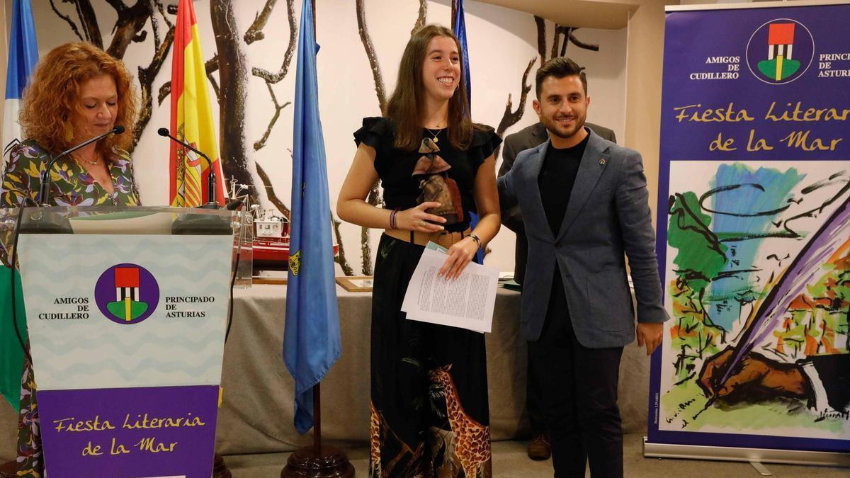 Un momento de la Fiesta Literaria de una pasada edición, en la entrega del premio a la alumna del colegio San Fernando y ganadora del concurso, Eva García Rabanillo.