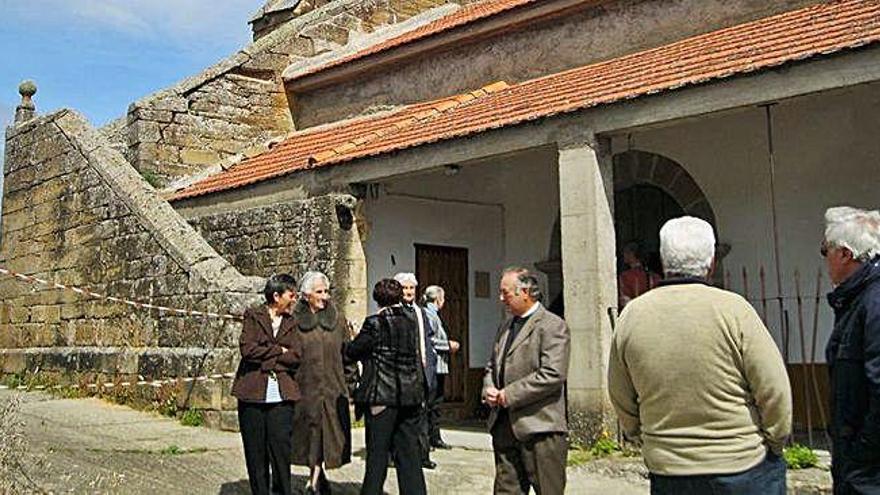 Vecinos de Junquera de Tera, a la puerta de la iglesia.