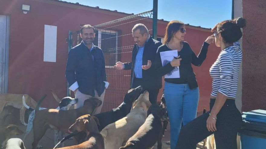 Manuel Fernández, Valentín González y Yahaira Thovar en el refugio de Ravelo.