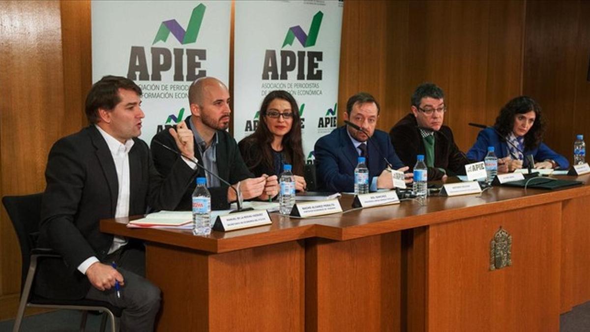 Portavoces de Economía de partidos políticos en el debate organizado por APIE. De izquierda a derecha, Manuel de la Rocha ( PSOE), Ignacio Álvarez (Podemos), Sol Sánchez (IU-Unidad Popular), Francisco de la Torre (Ciudadanos), Álvaro Nadal (PP).