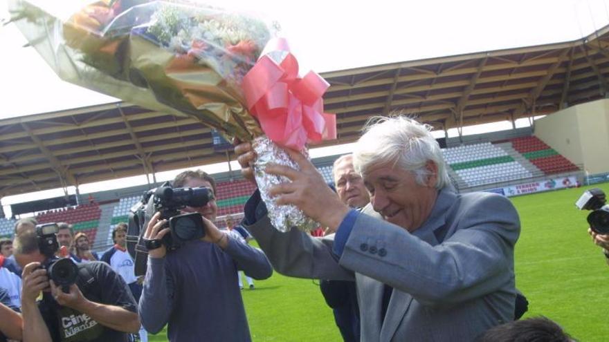 Antonio Fernández Carbajo en un homenaje organizado por el Zamora en 2003