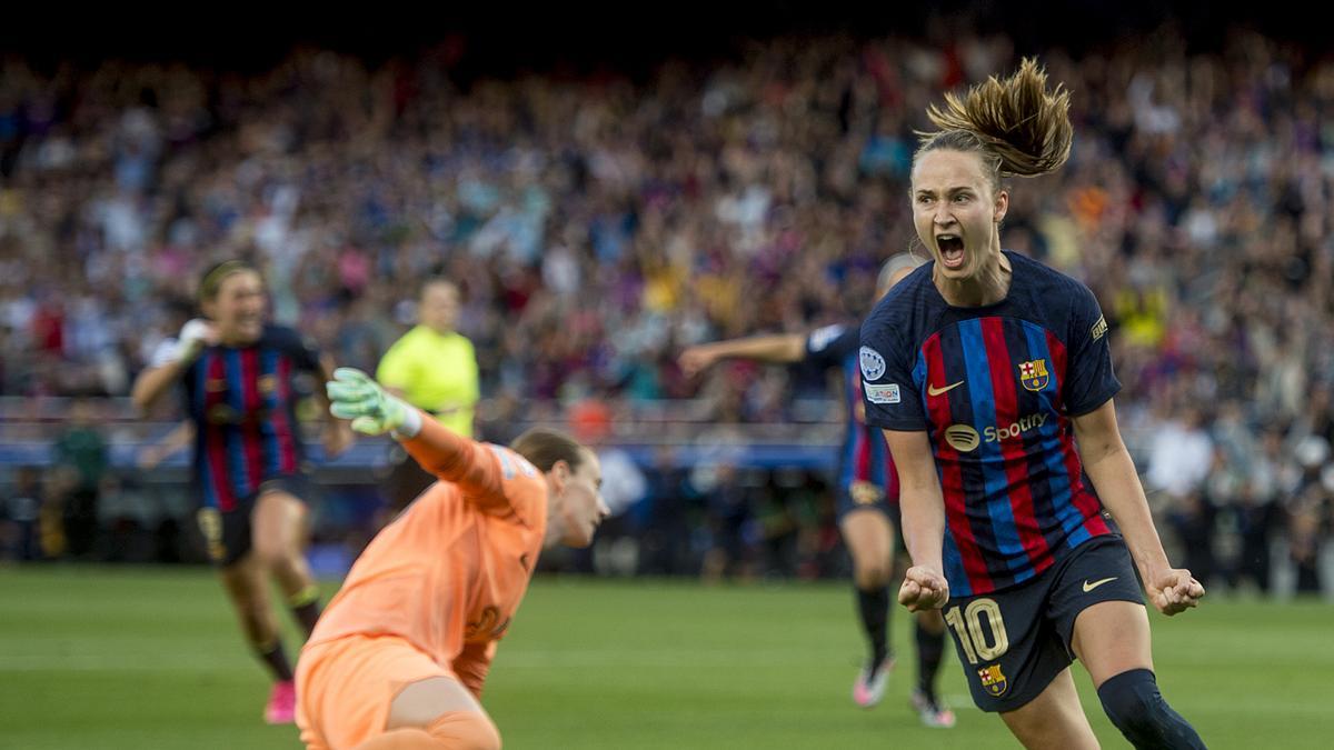 Graham Hansen celebra su gol durante el partido de vuelta de las semifinales de la Champions femenina entre el FC Barcelona y el Chelsea.