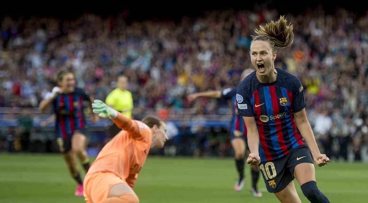 Graham Hansen celebra su gol durante el partido de vuelta de las semifinales de la Champions femenina entre el FC Barcelona y el Chelsea.