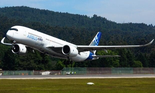 Al Airbus 350 que hizo pruebas de su sistema antiniebla en Peinador en 2019. // Carlos González