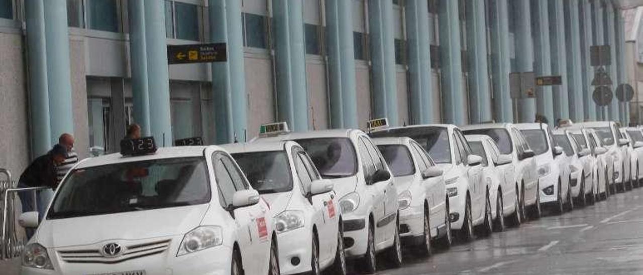 Taxistas en la zona de llegadas de Peinador. // Ricardo Grobas