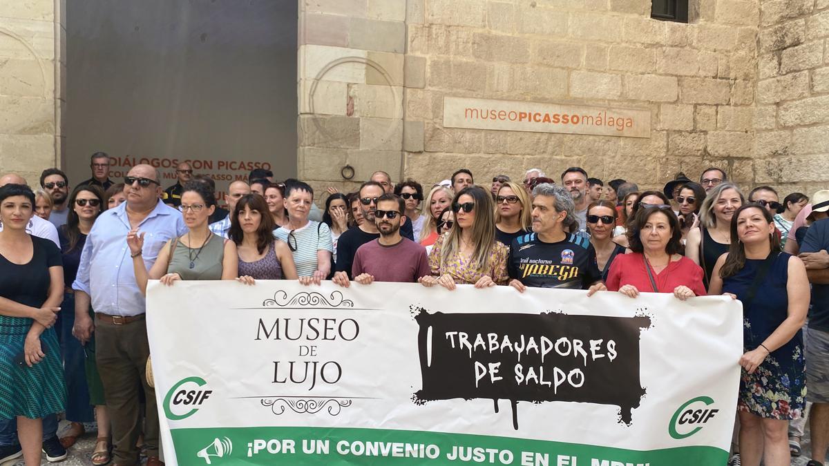 Protesta de los trabajadores del Museo Picasso de Málaga, el pasado junio.