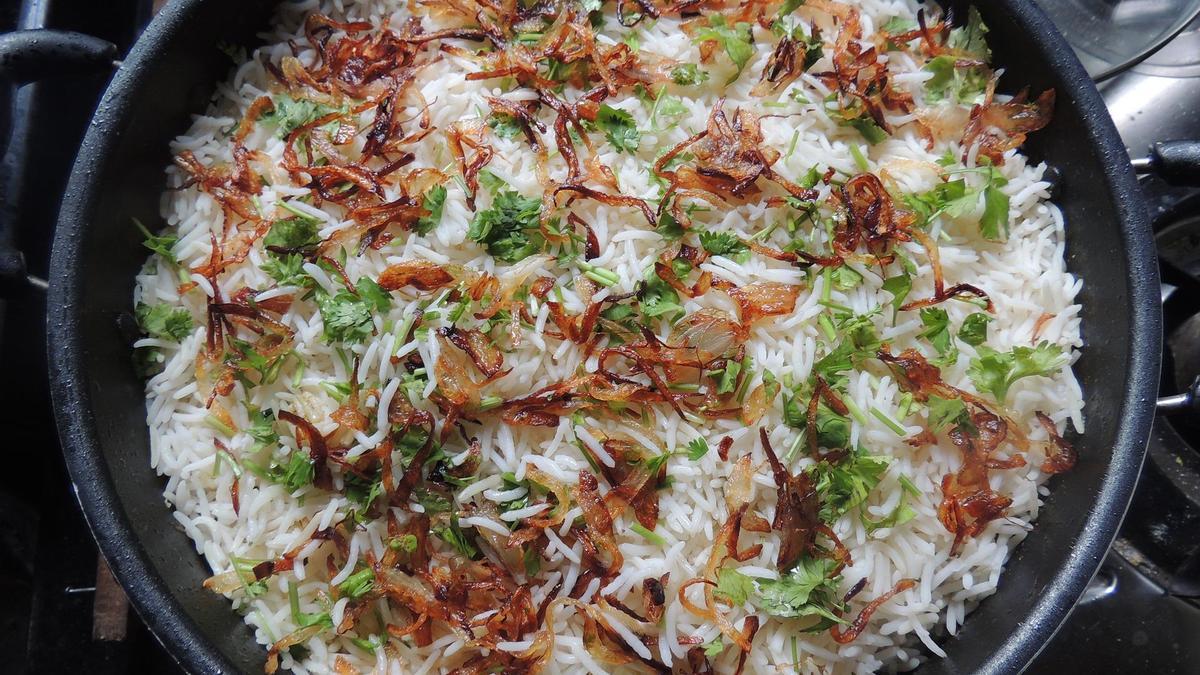 El arroz con atún y espinacas es un plato perfecto para una comida ligera