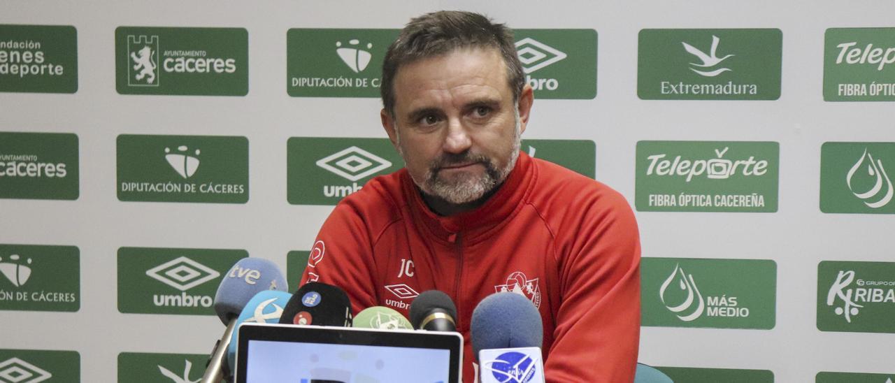 Julio Cobos, entrenador del Cacereño, este lunes en la rueda de prensa previa al partido contra el Madrid.