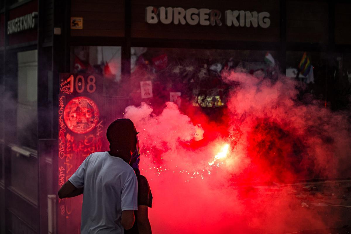 Fum i flames davant dun establiment de menjar ràpid durant una manifestació a favor de Palestina a Barcelona