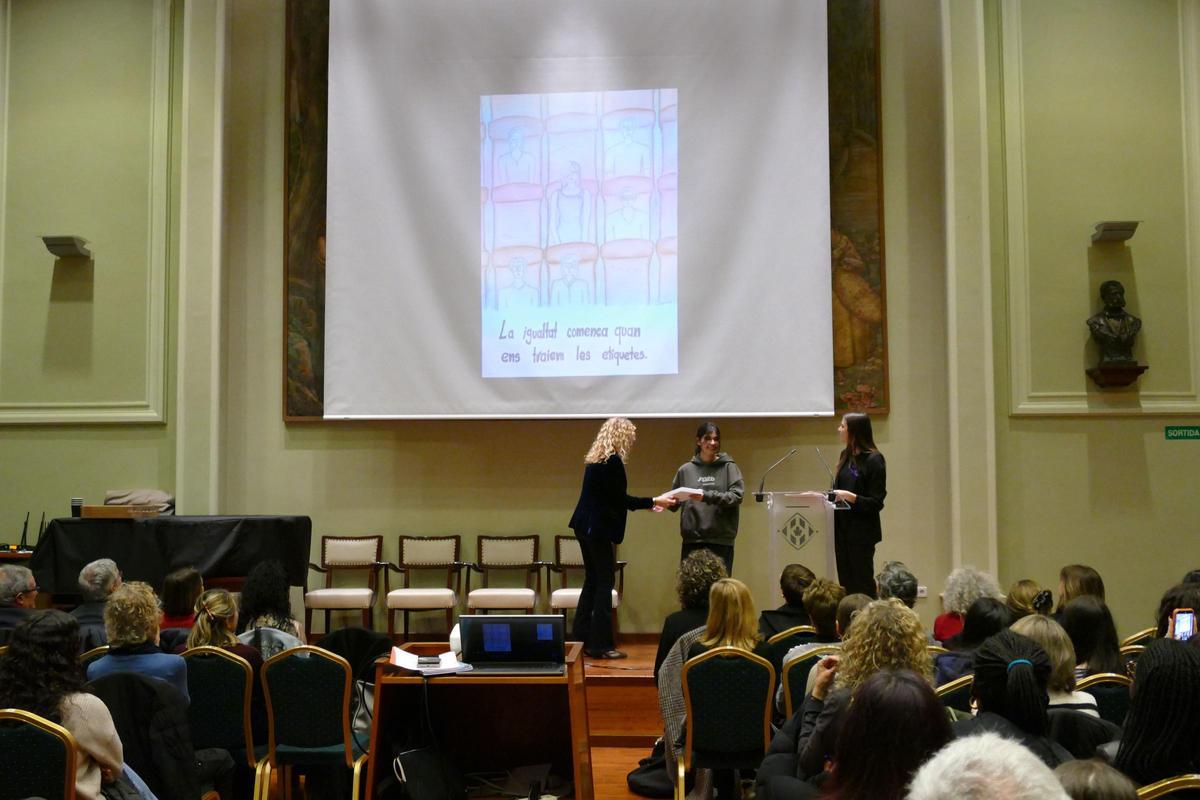 EN IMATGES | Figueres celebra el Dia de la Dona amb els Premis Maria Rosa Ymbert, la lectura del manifest i una taula rodona d'escriptores