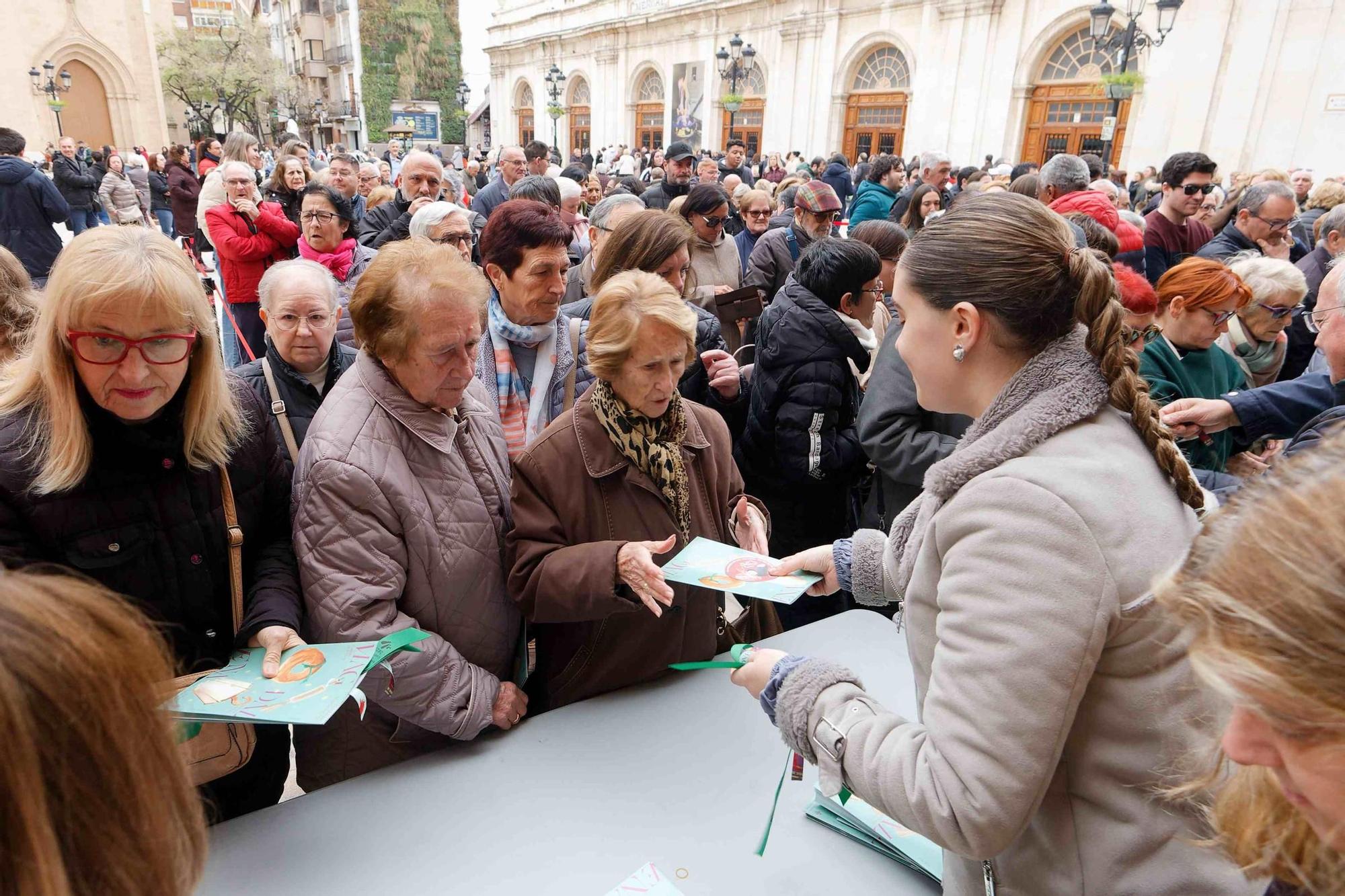 Galería de imágenes: Reparto del 'llibret' de las fiestas de la Magdalena