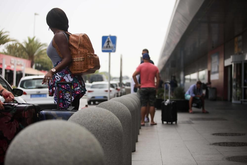 Los trabajadores del aeropuerto explican cómo notan el aumento de turistas que experimenta la isla estas semanas