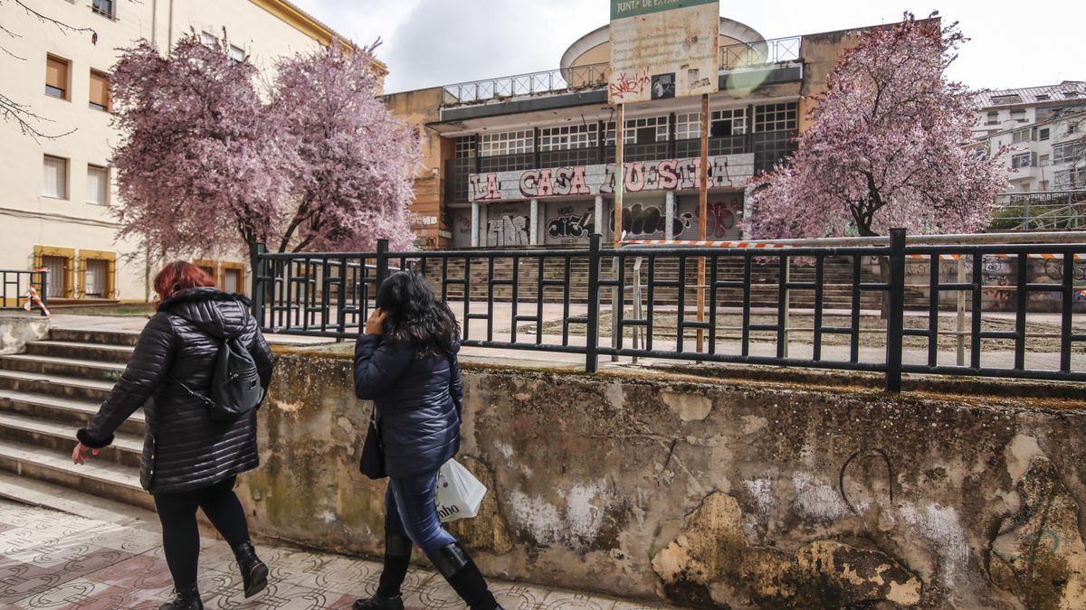 Imagen del edificio del inmueble de Reyes Huertas, que pertenece a la Junta de Extremadura y se encuentra en estado de abandono.