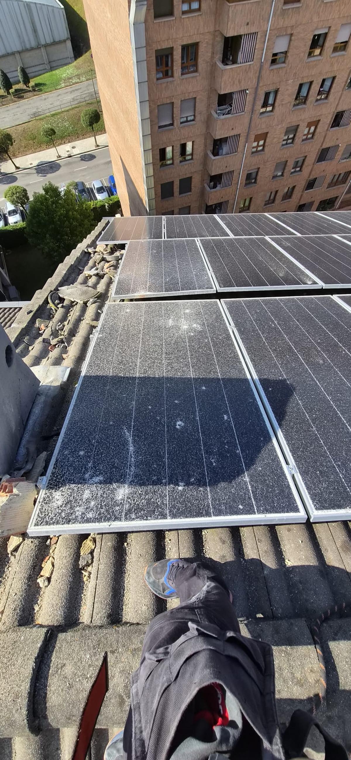 El tejado y las placas solares del edificio tras el impacto.