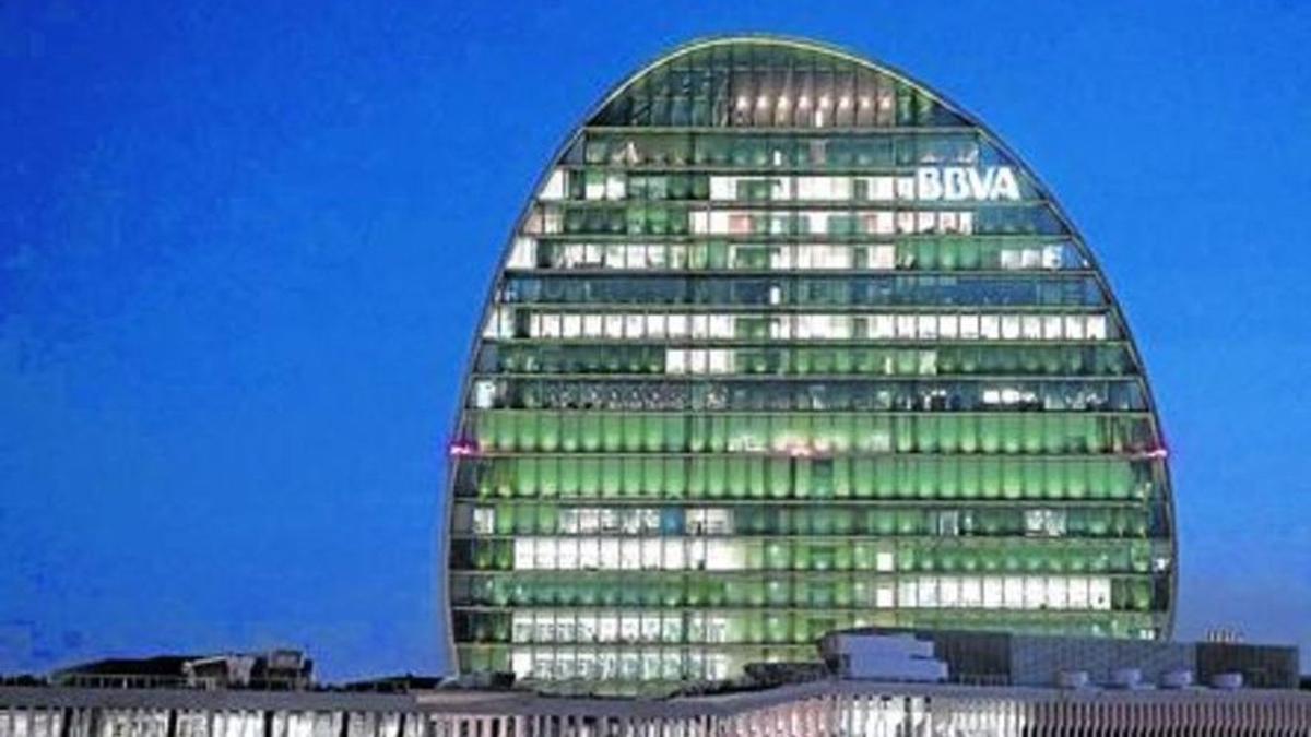 Vista de la fachada del edificio principal de la sede del BBVA en Madrid.