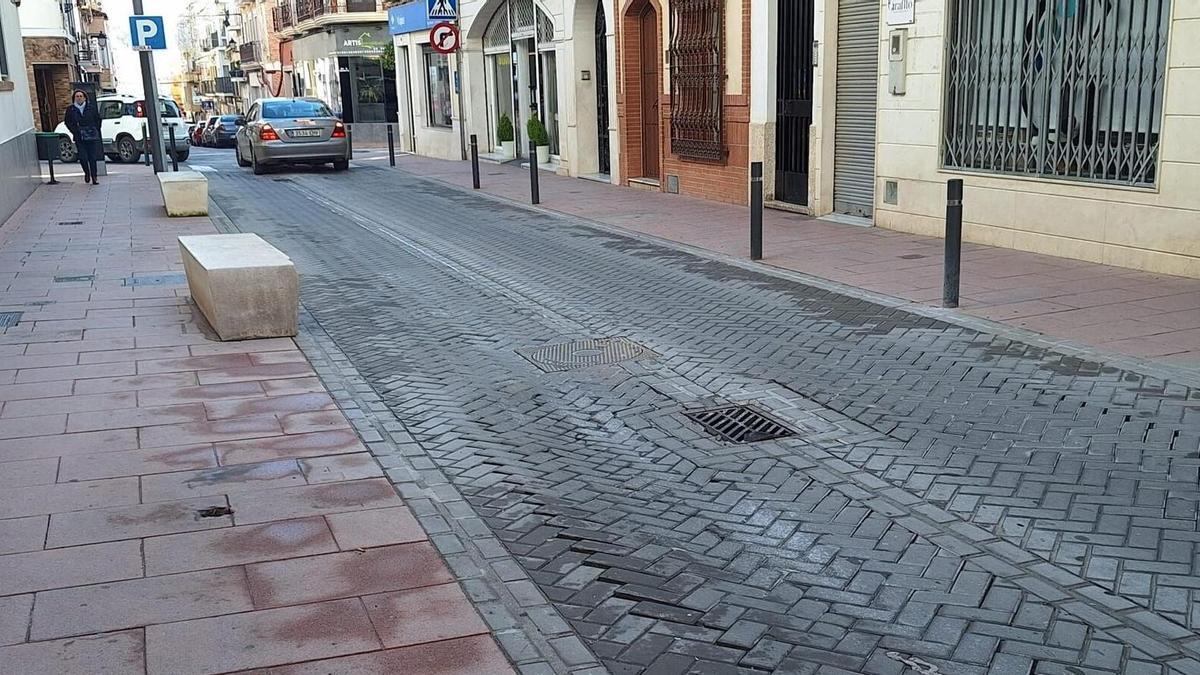 Calle Cruz del Estudiante en Puente Genil, donde se repararán los hundimientos de la calzada.