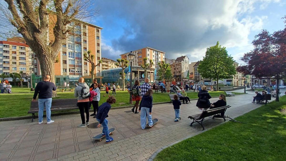 El parque de Pola de Siero, lleno de familias con niños, en una imagen reciente