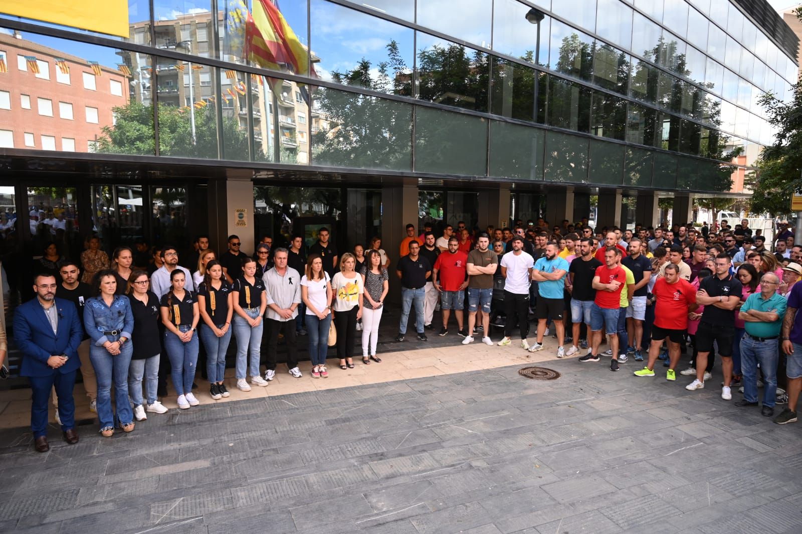 Fotos del minuto de silencio en Almassora en memoria del hombre fallecido en los 'bous al carrer'