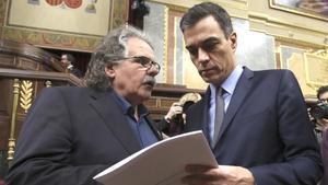 Joan Tardà regala un libro a Pedro Sánchez en diciembre de 2018. 