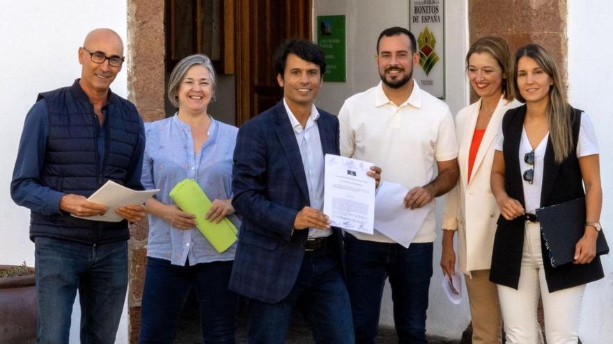 Marcos Bergaz (centro) con la petición de un pleno, junto a sus compañeros de partido en Teguise.