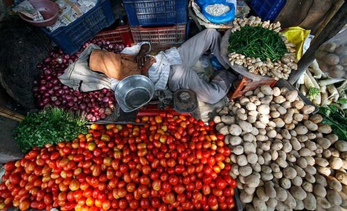 Un venedor de vegetals dorm a la seva botiga de carretera de Nova Delhi (Índia). La inflació al país, que segons el ministre de Finances, Pranab Mukherjee, és conseqüència dels preus dels aliments, s’ha convertit en un motiu de gran preocupació.