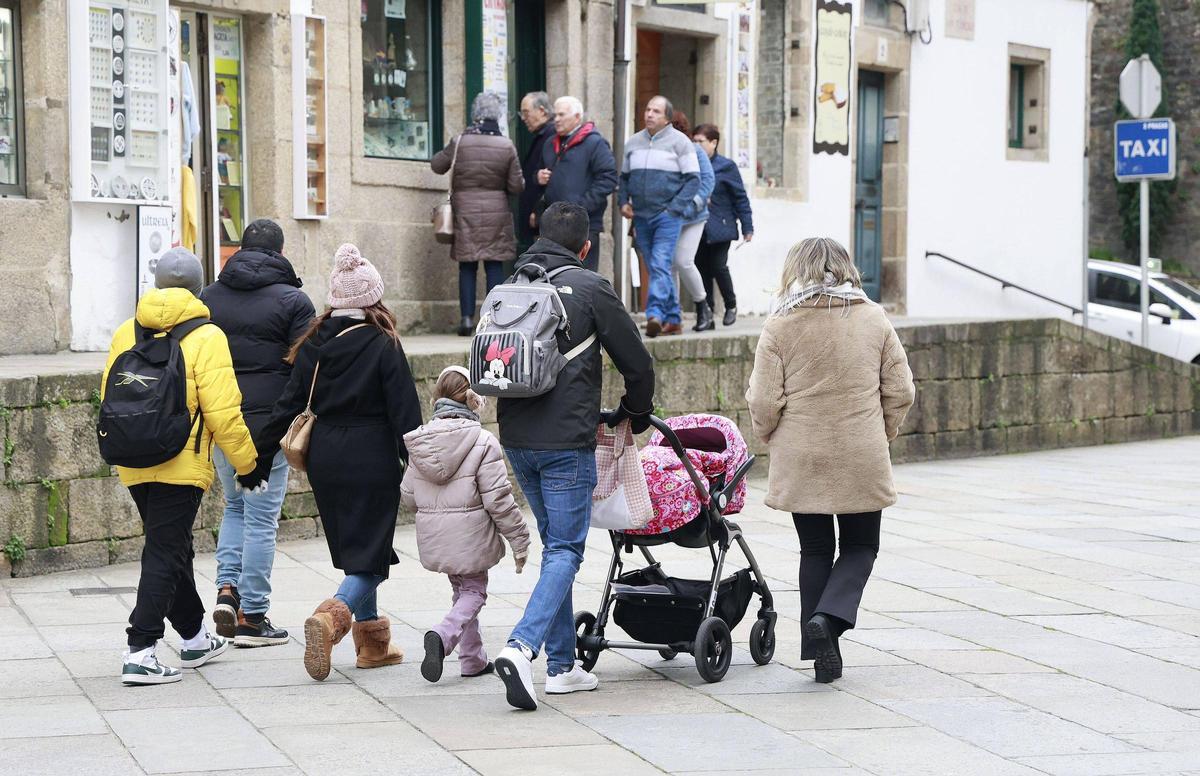 Turistas caminando por la zona vieja de Santiago.