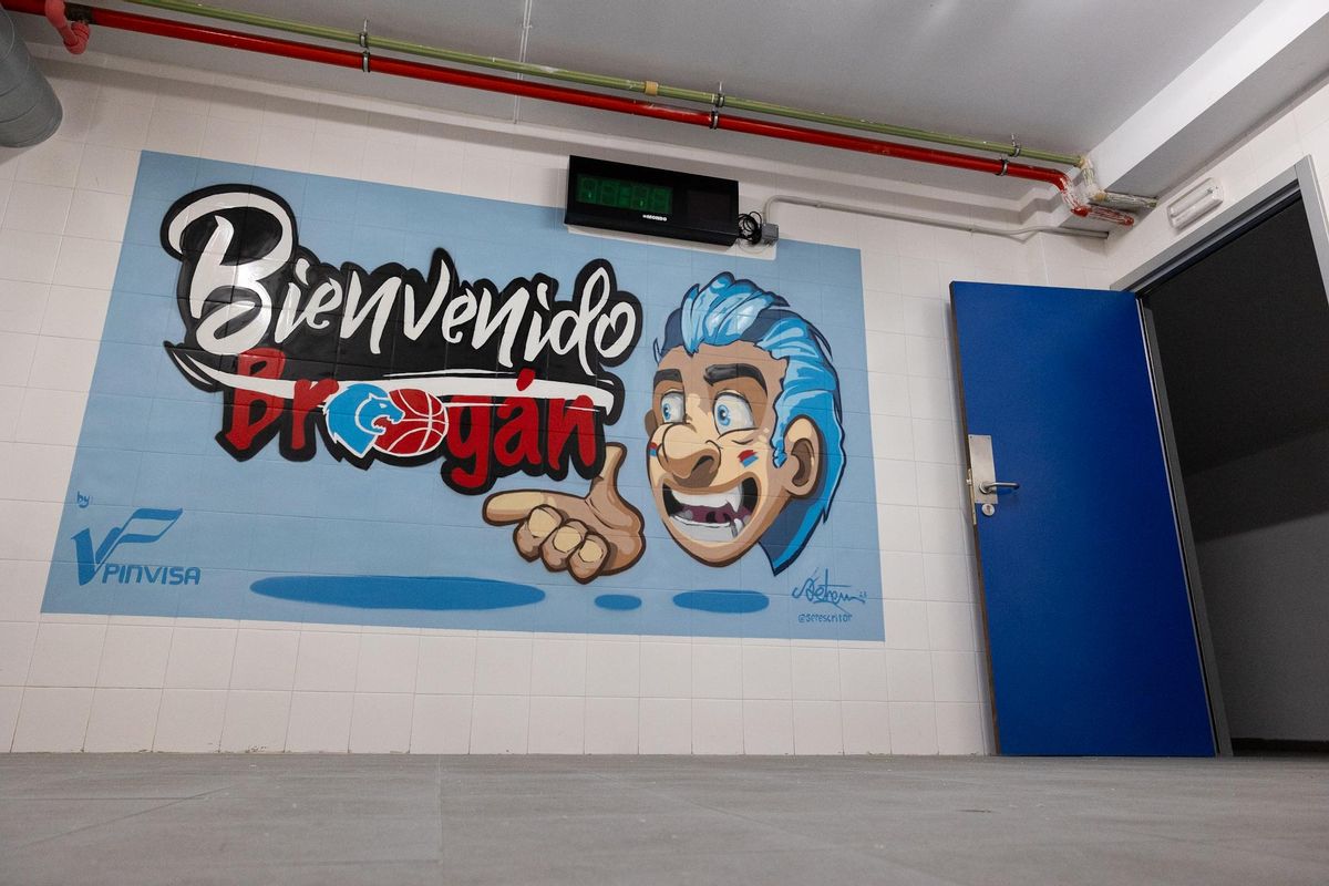 El primer grafiti que se pintó en la pared del vestuario rival fue el del Breogán.