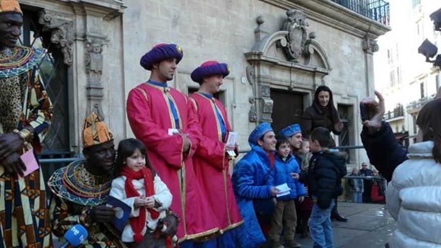 Los niños han aprovechado el anuncio de los Pajes Reales para darles sus cartas.