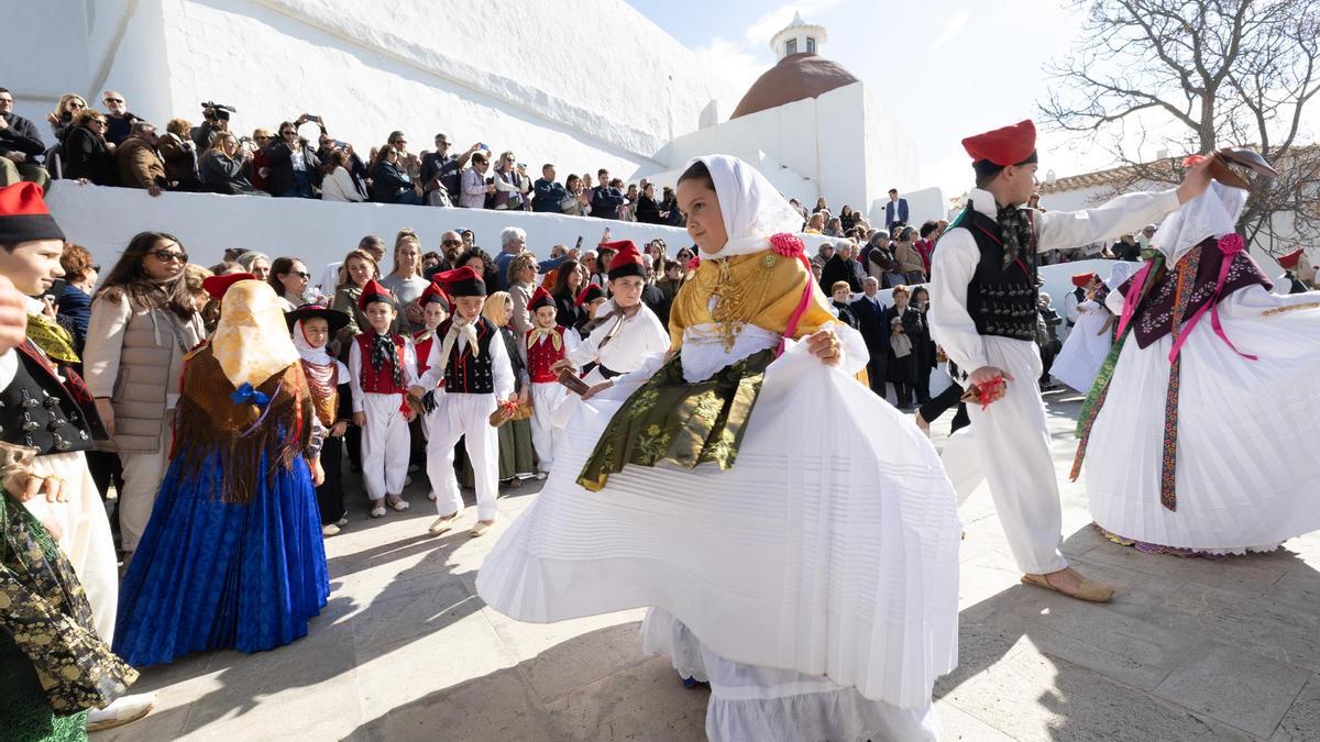 Baile payés en las fiestas de Santa Eulària.