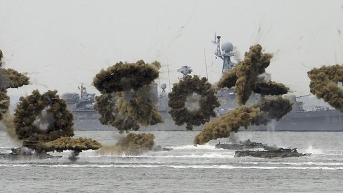 Lanchas de la Marina surcoreana conmemoran el 64 aniversario de la Guerra de Corea de 1950-53, en el mar frente a Incheon