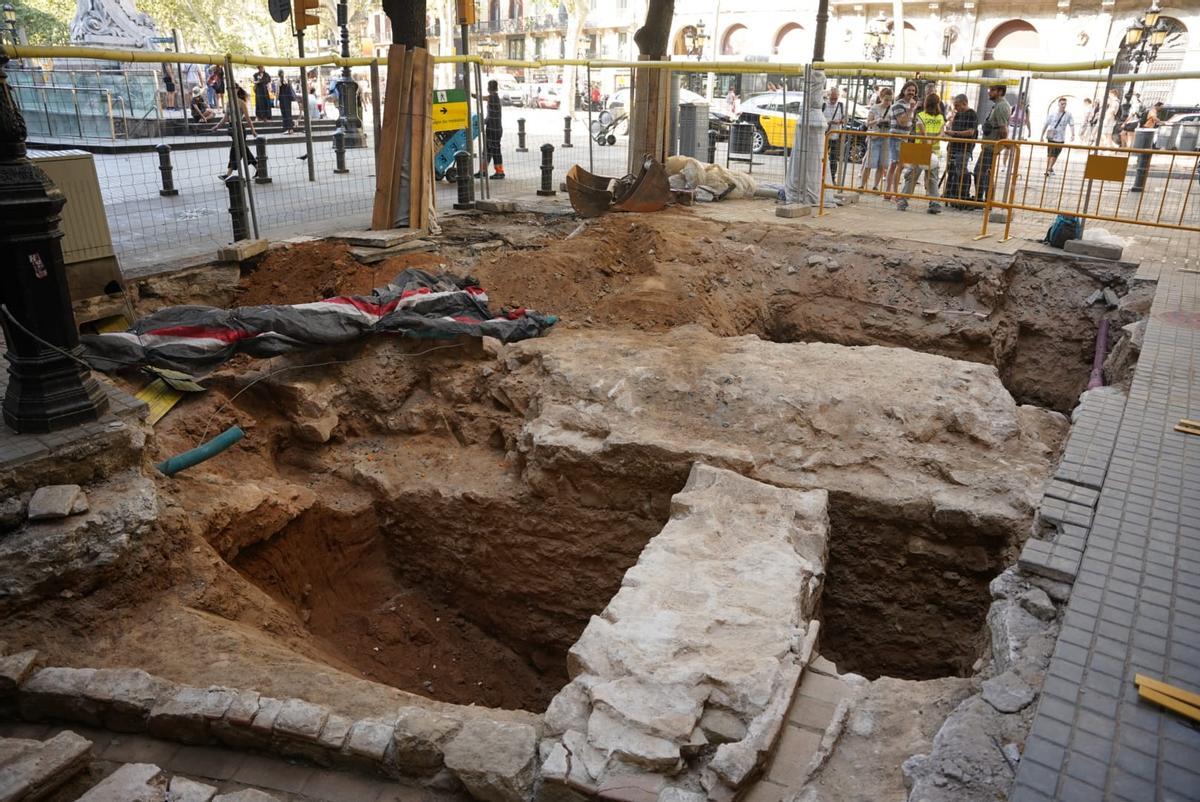 Restos de la muralla medieval y de una puerta de aceso a Barcelona, encontrados en la Rambla