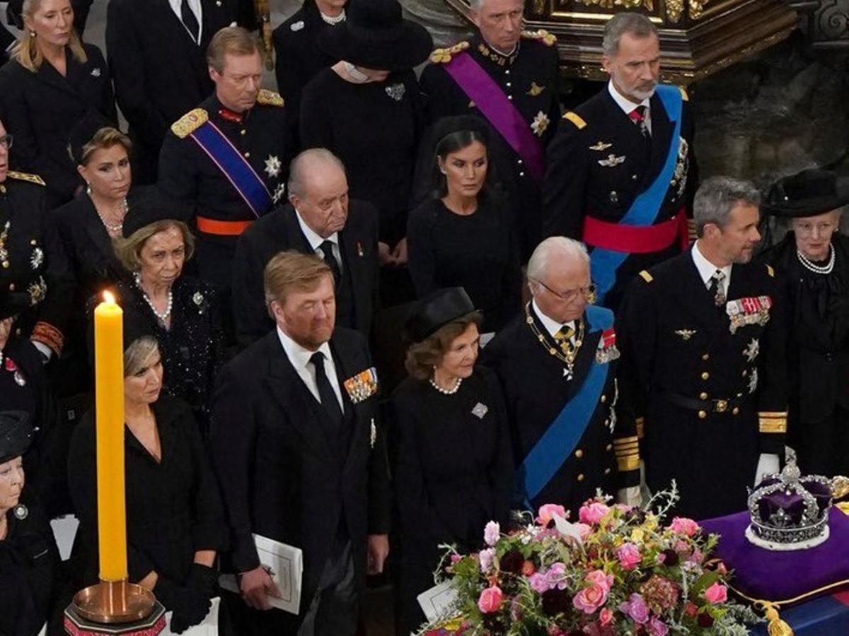 Los Reyes de España, junto a Juan Carlos I y Sofía, en el funeral por Isabel II.
